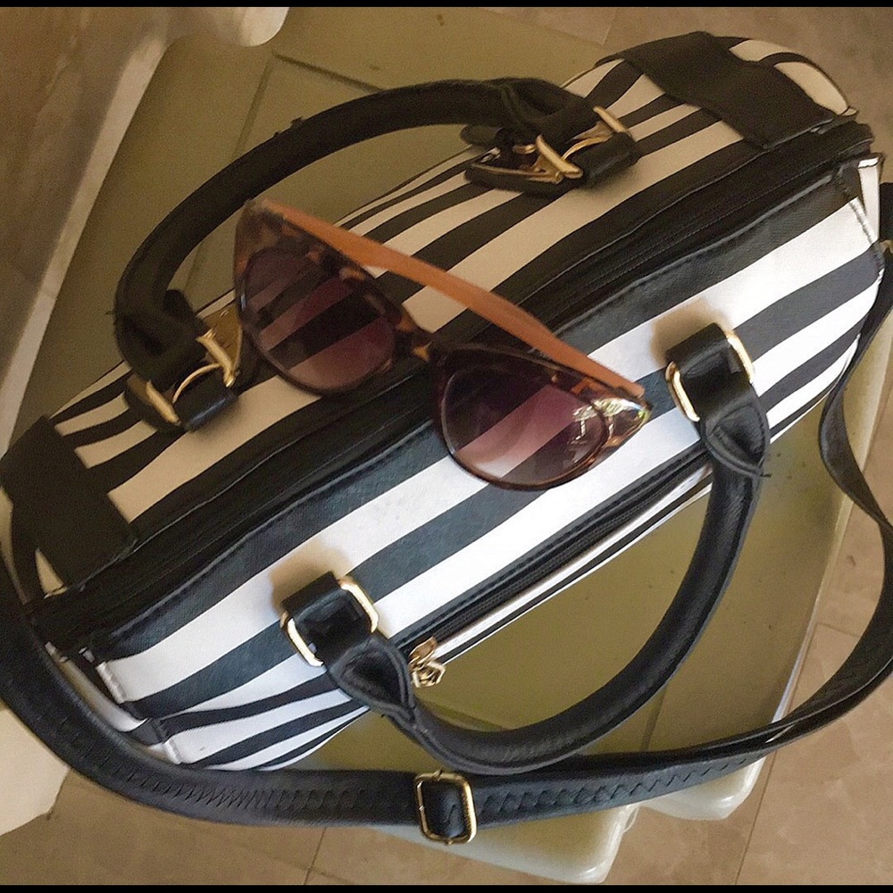 ‼️SOLD‼️NWOT/B&W STRIPED GOLDFISH TOTE - Picture 4 of 7
